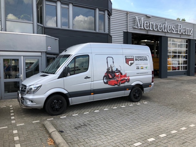 Servicebus met machine op transport