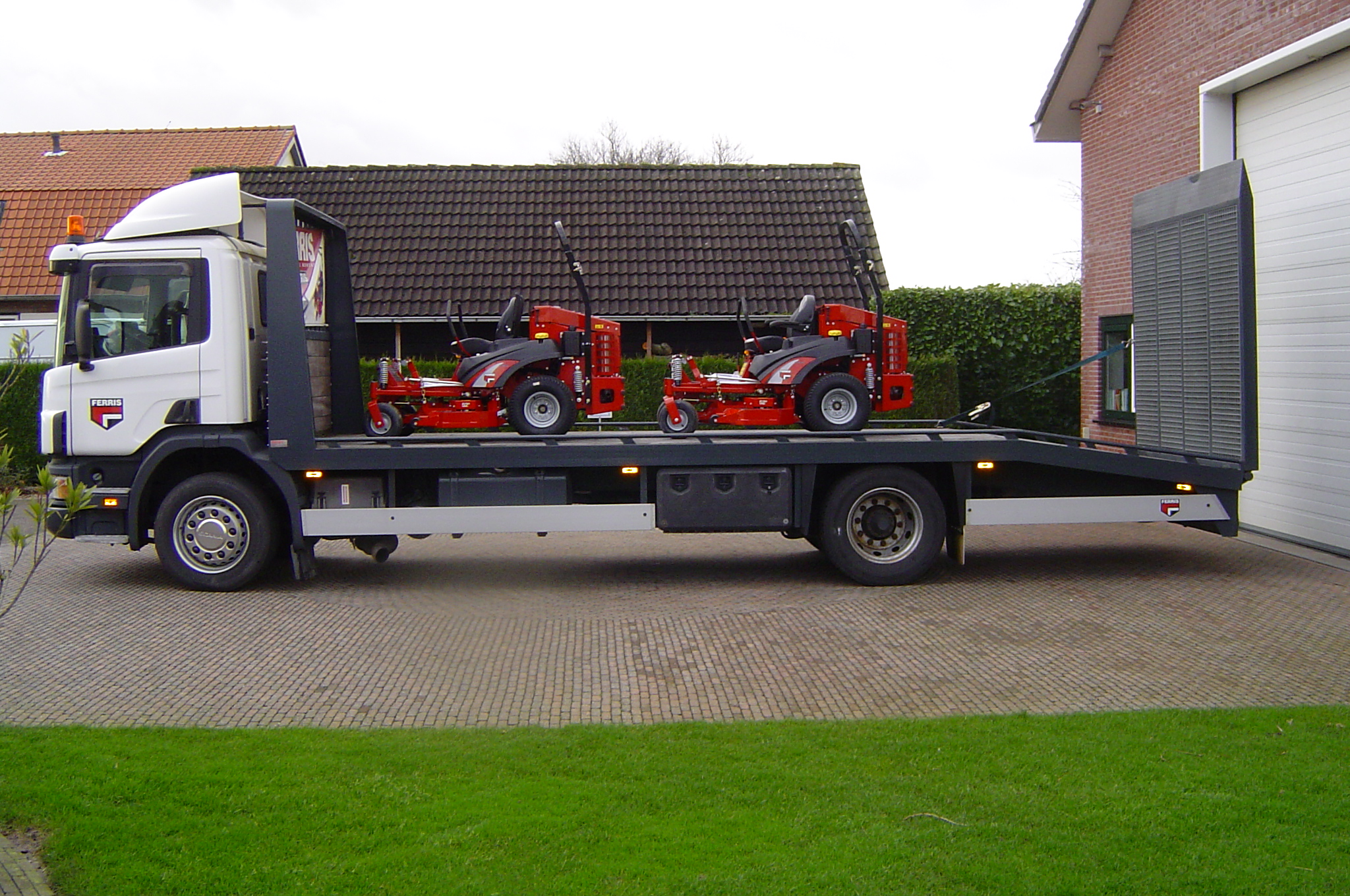Scania met Ferris machine op transport